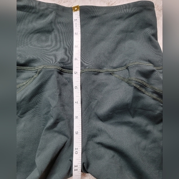 ✨️CL ViaMia Forest Green Black Mesh Accent Cropped Leggings Size S - Picture 12 of 14